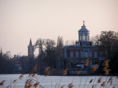 Das Marmorpalais im Hintergrund die Peter und Paul Kirche